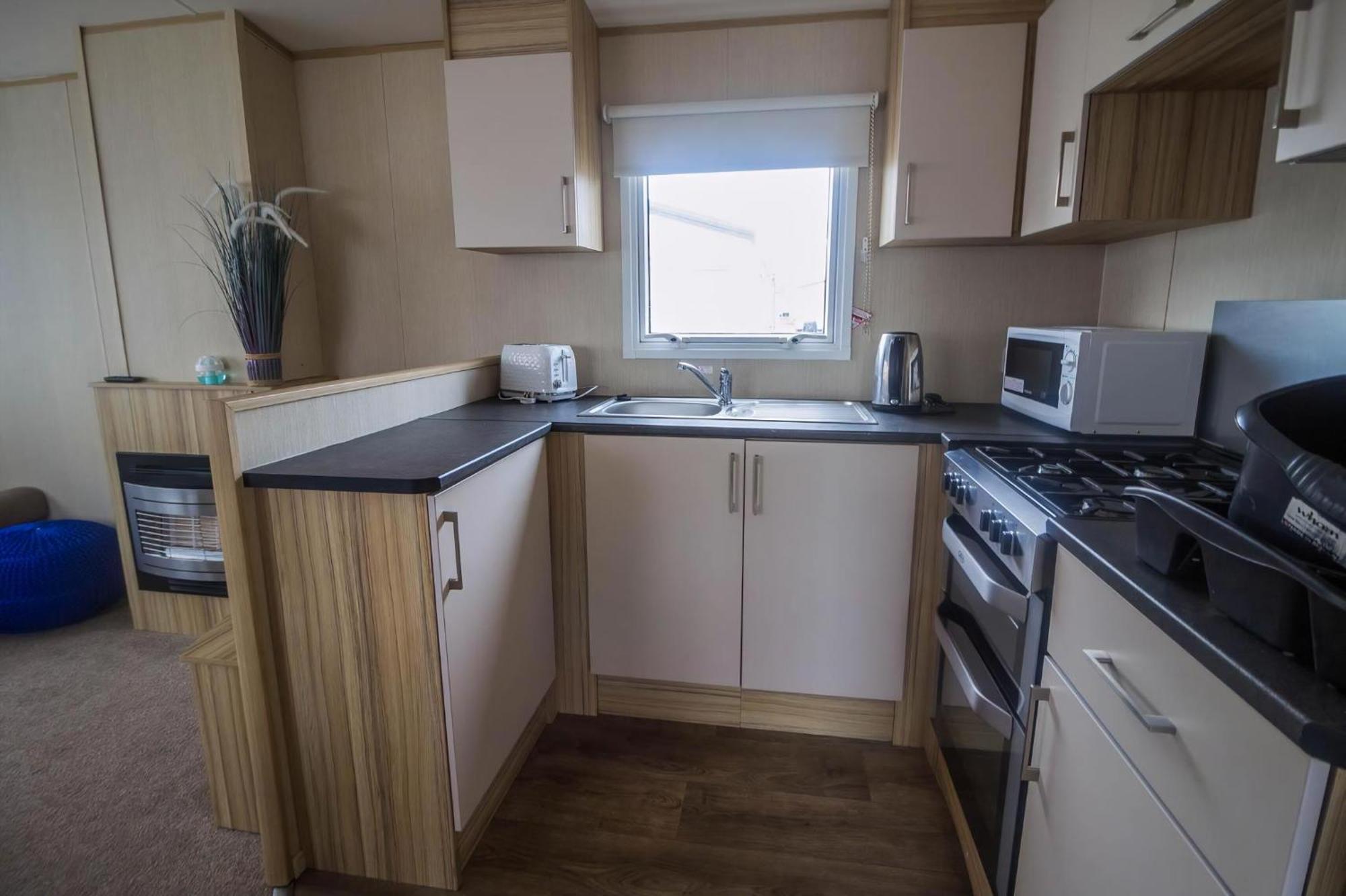 Lovely 4 Berth Holiday Home At Felixstowe Beach Holiday Park Ref 55008Yc Екстер'єр фото